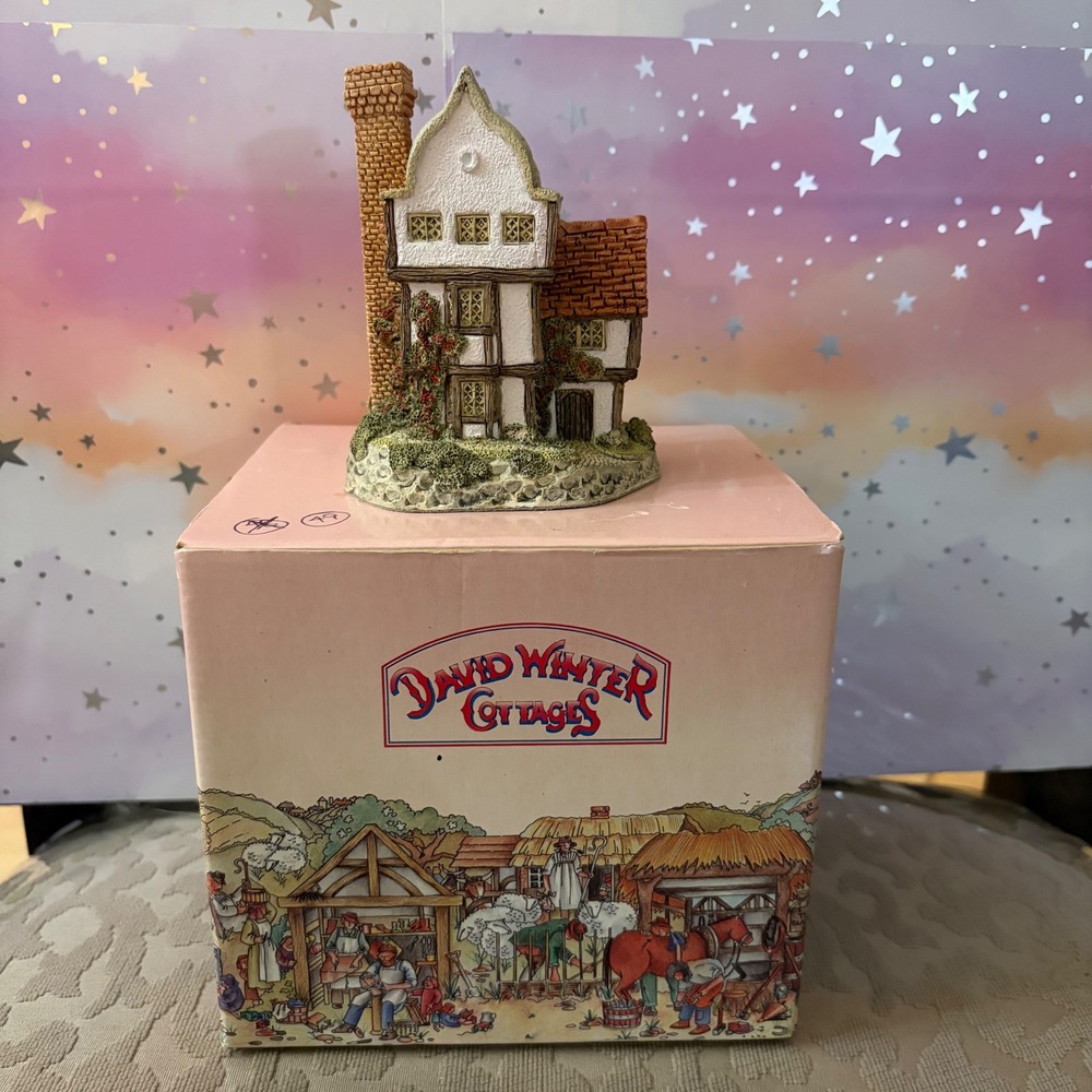 David Winter Cottages Suffolk House 1985 Hand Painted Figurine with Box Retired